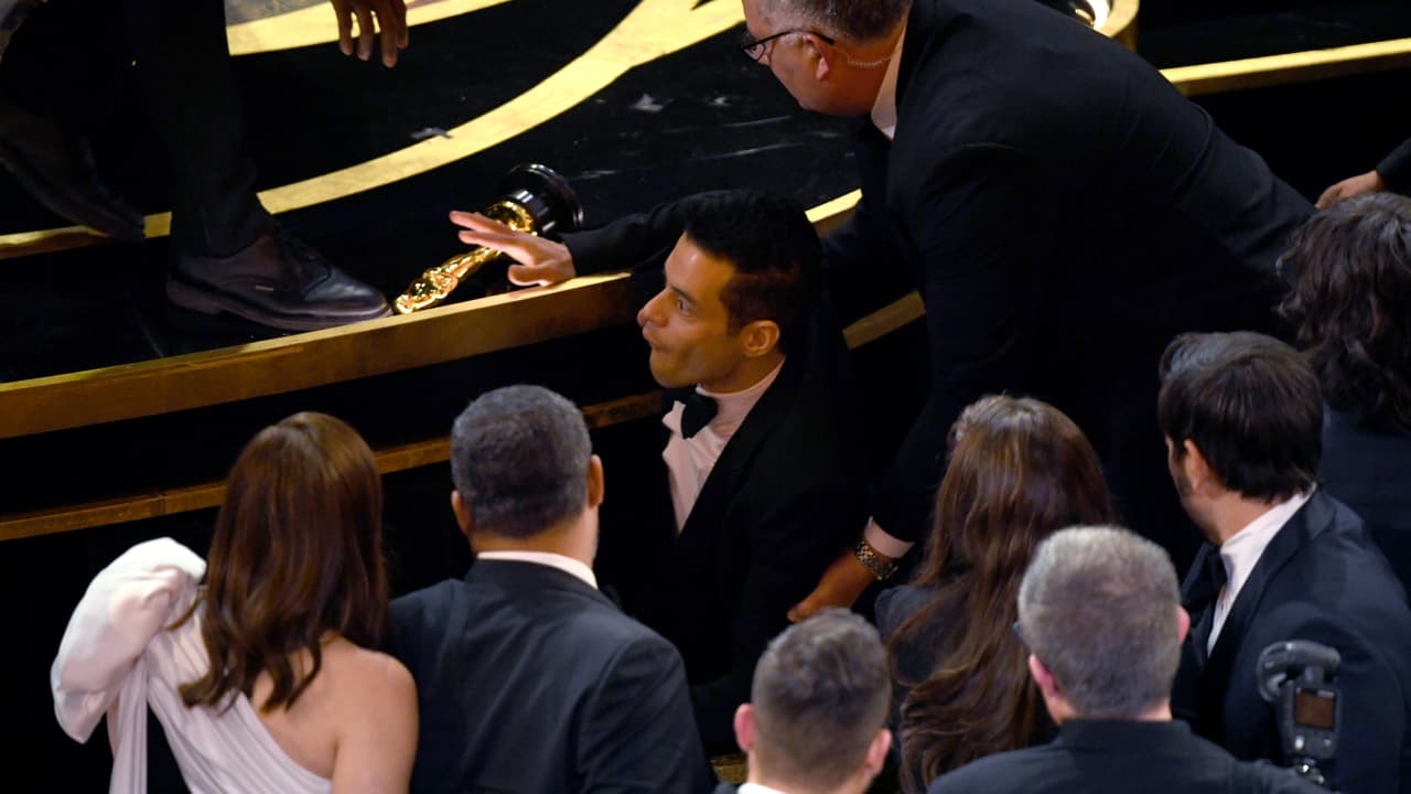 Rami Malek se cayó en los Oscar