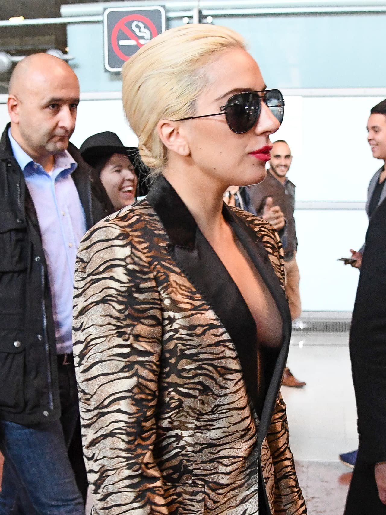 Parece que esta moda ha vuelto y con bastante fuerza porque cada vez son más las famosas que se suman a lo que parece una cómoda tendencia.