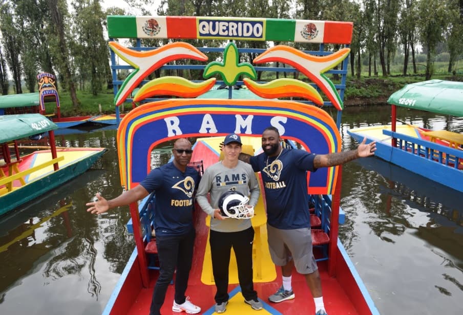 Eric Dickerson, Luis Pérez y Michael Brockers, jugadores de los Rams, de paseo por Xochimilco, de cara al juego ante Chiefs.