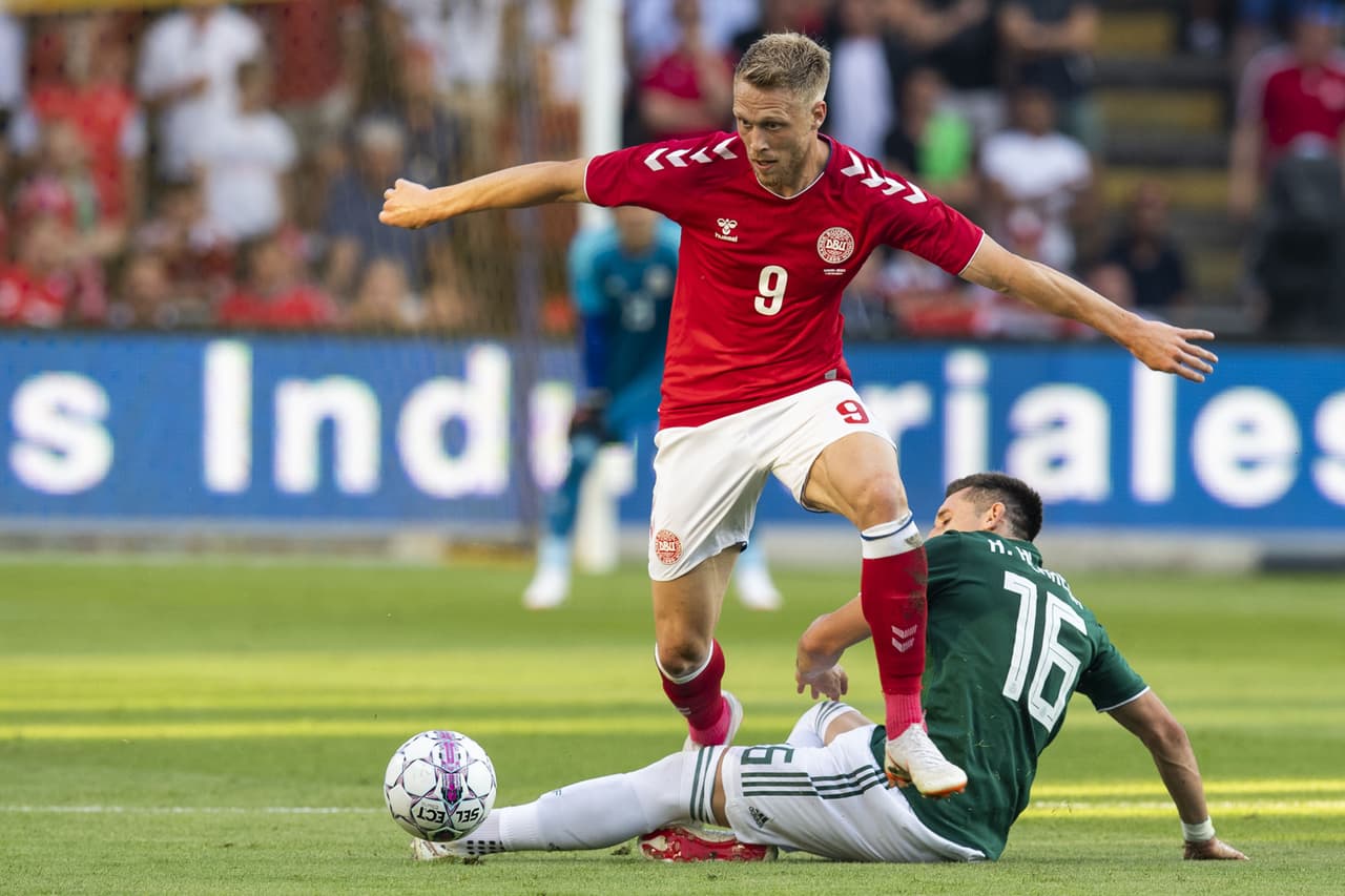En la intentona ofensiva por Dinamarca Nicolai Jorgensen (9), ante la barrida de Héctor Herrera (16) cuando los daneses intentaron responder en el medio campo.