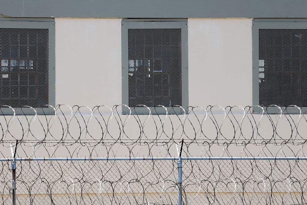 La prisión, inaugurada en 1938, ha albergado a reclusos como Al Capone, Charles Manson, Michael Avenatti y Sam Bankman-Fried.