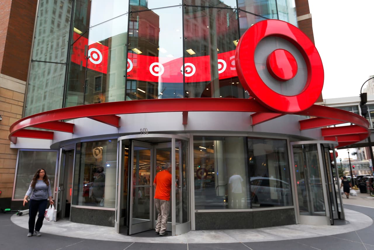 <b>Target</b>. Abre sus puertas el día de Acción de Gracias de 5 PM a 1 AM y vuelve a abrir el Black Friday a las 7 AM.