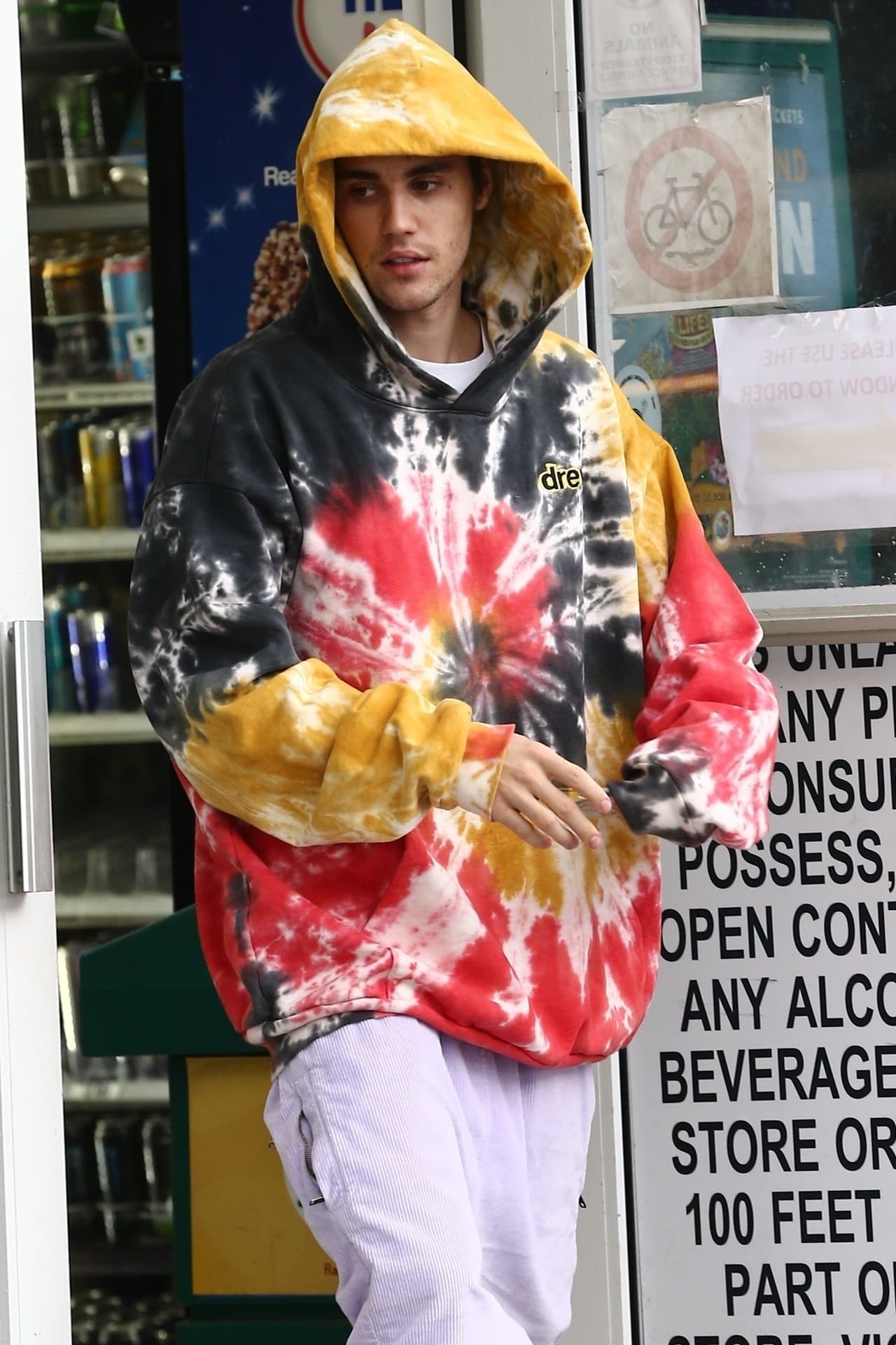 Días después de haber lanzado el reto, el cantante canadiense declaró que 
<b><a href="https://www.univision.com/famosos/nada-tonto-justin-bieber-dice-que-estaba-jugando-cuando-reto-a-pelear-a-tom-cruise-fotos" target="_blank">solo estaba jugando </a></b>cuando desafió al actor.