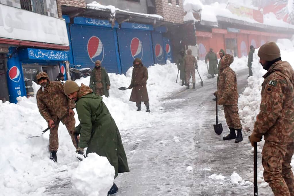 El ministro del Interior informó que durante la noche cayeron más de 4 pies (1.2 metros) de nieve en el área y que todo el tráfico entrante quedó bloqueado. Tropas regulares y una unidad militar especial de montaña habían sido llamadas para ayudar a liberar las carreteras y rescatar personas.