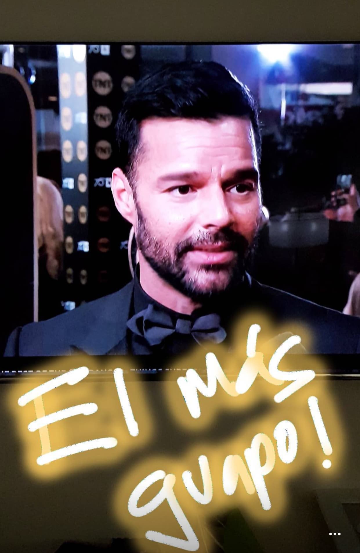 Ricky Martin es el hombre que se le hace más atractivo a Jaqueline Bracamontes, pues compartió en su Instagram esta fotografía del boricua durante la entrega de los premios Globos de Oro.