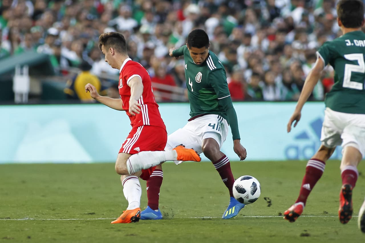 HUGO AYALA
<br>Le ganó el duelo por un lugar a Oswaldo Alanís pues se vio con mayor seguridad y se tiró una barrida clave para cortar una de las pocas llegadas de los galeses. Ante la baja de Néstor Araujo se necesita otro central y Ayala hoy levantó la mano como suplente.
<br>
<i>Calificación 7</i>