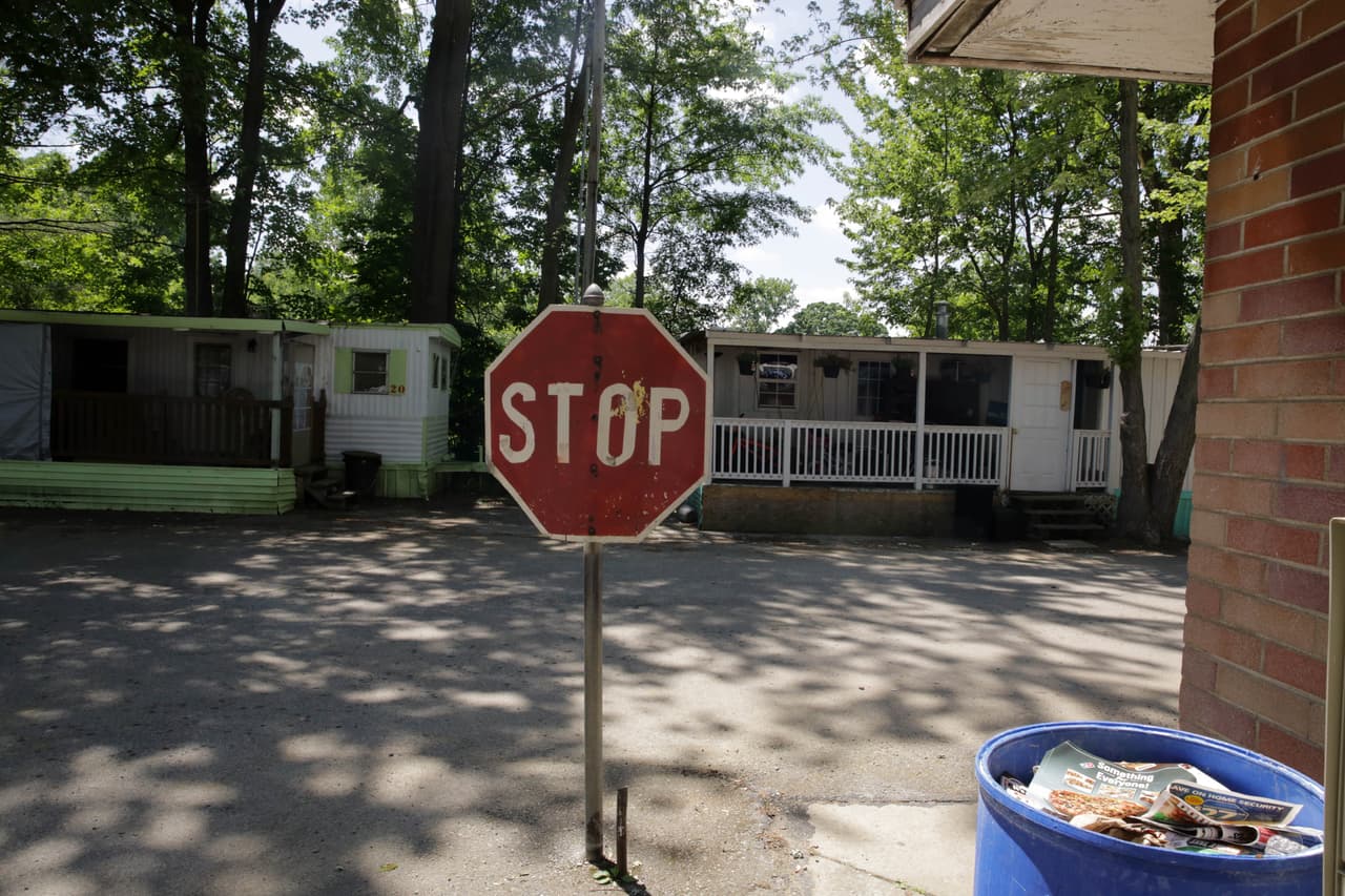 Este es el complejo de casa móviles donde vivían decenas de las personas que fueron detenidas durante la redada. Ahora, sus tres calles están desoladas.
