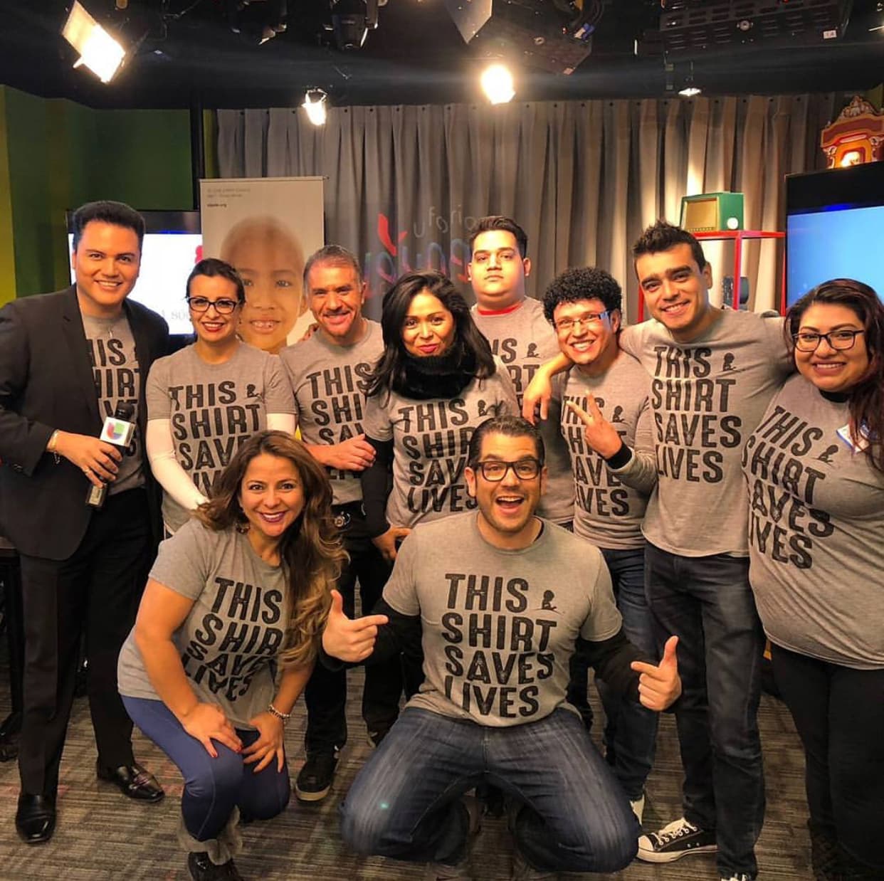 El frío no paró a la ciudad de los rascacielos y todos se pusieron la playera #ThisShirtSavesLives.
<br>
<br>
<b>DONA AQUÍ: <a href="http://bit.ly/UnidosConStJude" target="_blank">bit.ly/UnidosConStJude</a></b>