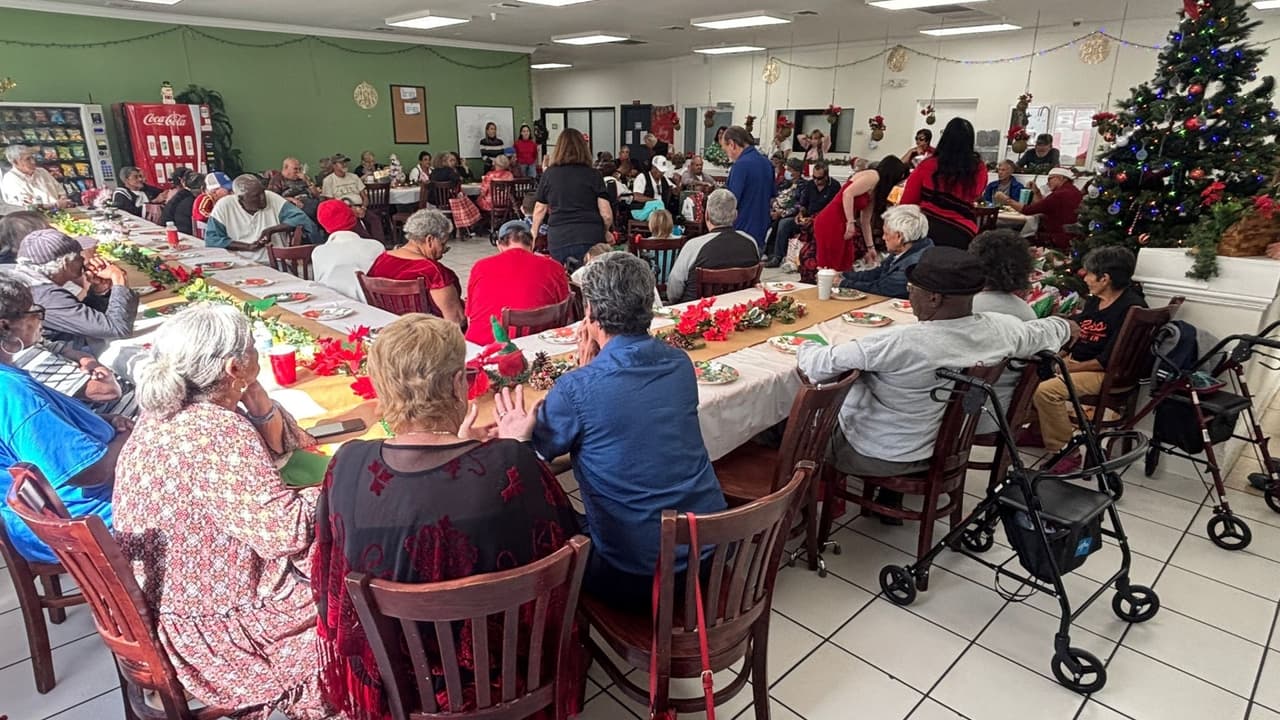 Así celebran la Navidad un grupo de abuelos sin hogar