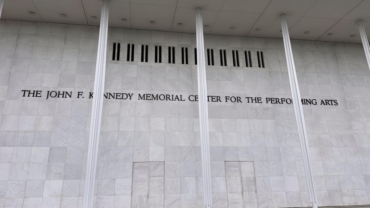En medio de controversias, aprueban renombrar el Kennedy Center como Centro Trump-Kennedy