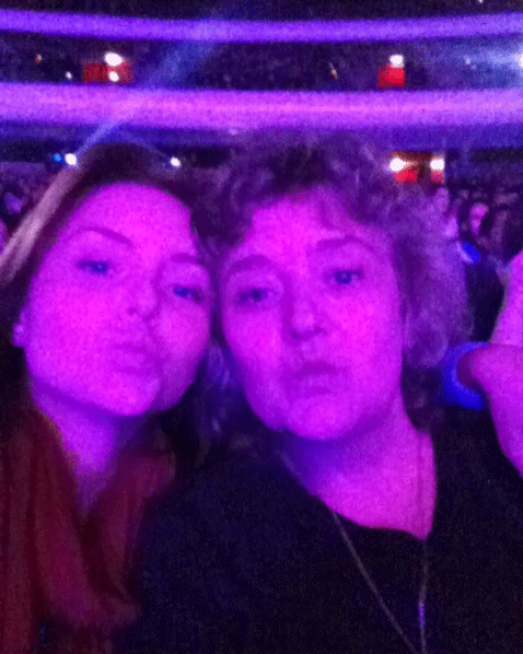 @angeliqueboyer: "Que tus ojitos jamás se hubieran cerrado nunca, y estar mirándolos! #AmorEterno en el auditorio con mi mama! #fans💔 hoy se fue un ídolo para mí, de mis mejores recuerdos de vida están sus canciones su magia! Me siento muy triste @juangabrieloficial #Mexico Un grande, de una ciudad muy entrañable para mí #cdjuarez #eldivodejuarez".