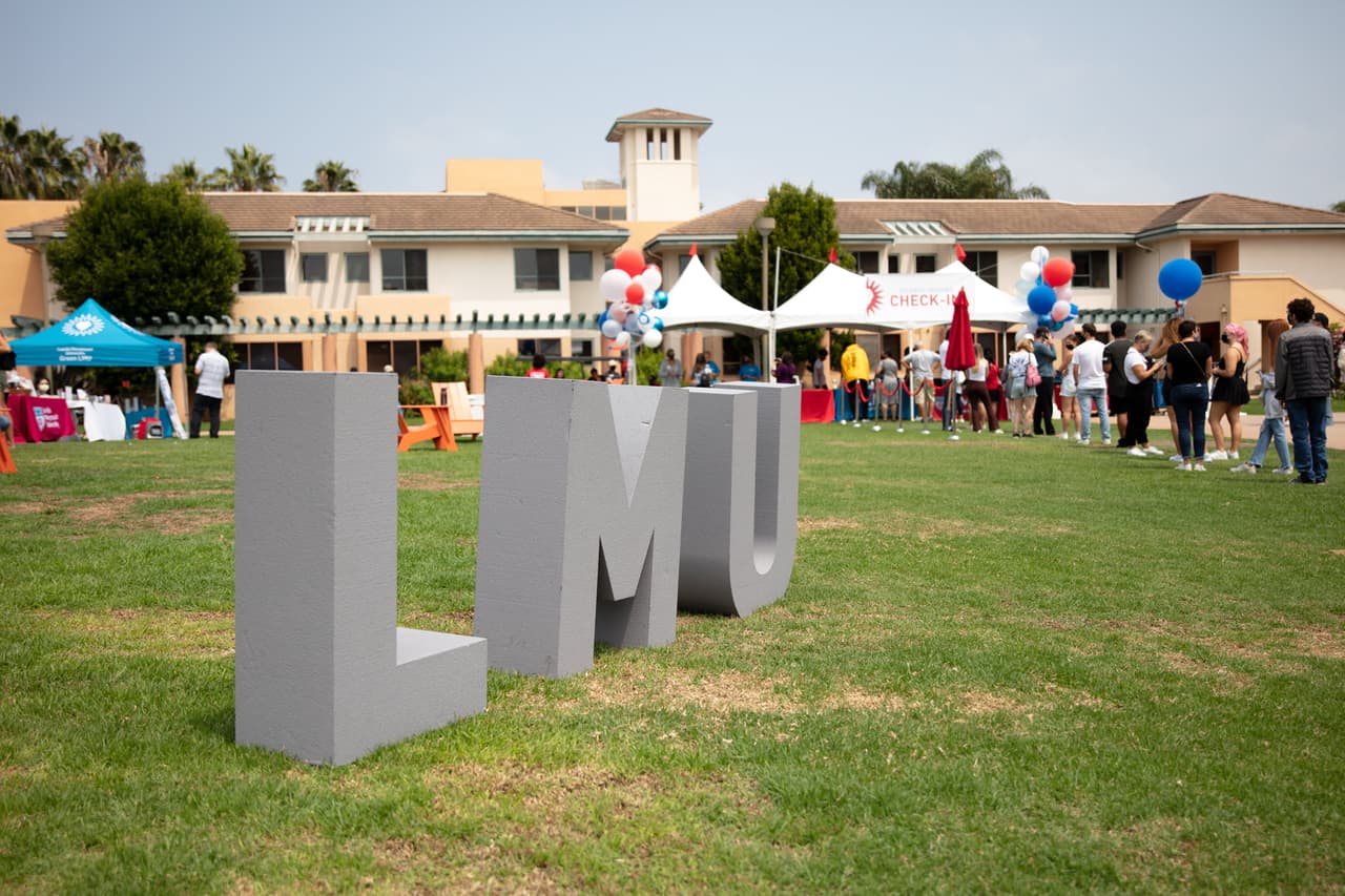 <b>Universidad Loyola Marymount, </b>ubicada en Los Angeles.
<br>
<b>Ranking Nacional: <a href="https://www.usnews.com/best-colleges/ca?schoolType=national-universities" target="_blank">Nº75 en el ranking Nacional</a></b>
<br>
<b>Matrícula 2022 y costos asociados: </b>$53,051
<br>
<b>Salario promedio al egresar: </b>$54,700