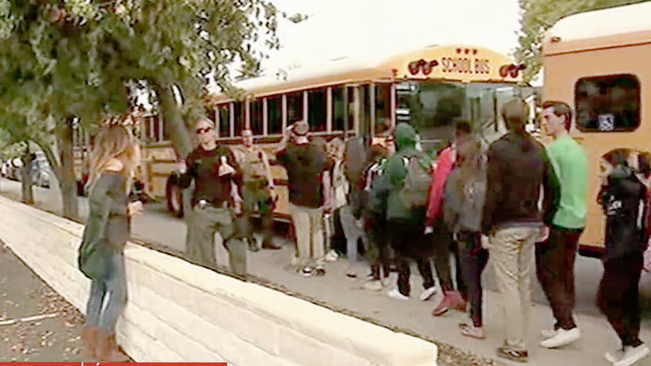 El atacante dejó heridos a 5 personas, de los que dos han fallecido, según informó el 
<a href="https://twitter.com/HenryMayoHosp/status/1195016245336129536" target="_blank">Hospital Henry Mayo</a>, donde fueron ingresados.