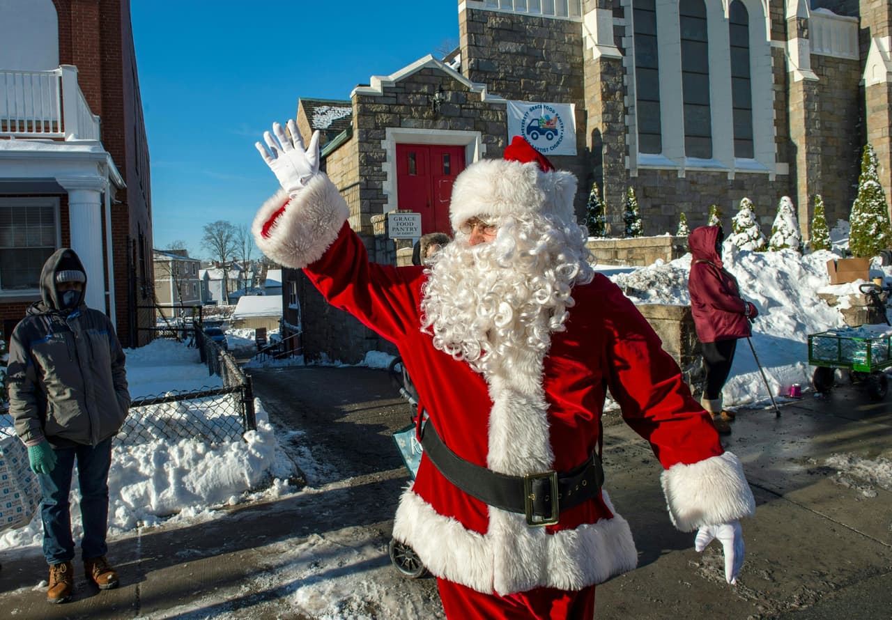 La NORAD explica a los niños que rastrea a Santa, pero solo él conoce su ruta, lo que significa que no pueden predecir dónde y cuándo llegará a su casa.