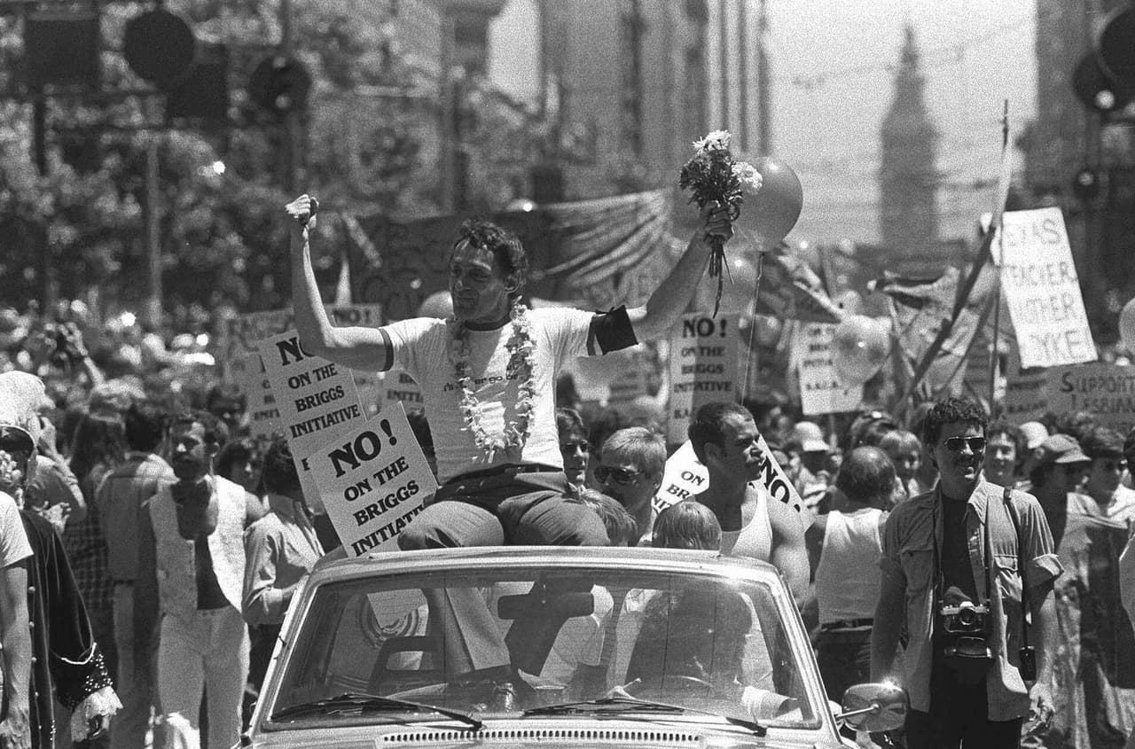 <b>Asesinato de Harvey Milk y George Moscone (1978): Harvey Milk</b>, uno de los primeros funcionarios públicos abiertamente gay en ser elegido en los Estados Unidos, y 
<b>George Moscone</b>, alcalde de San Francisco, fueron asesinados el 27 de noviembre de 1978 por Dan White, un ex supervisor de San Francisco. Este doble asesinato tuvo un profundo impacto en la comunidad LGBTQ+ y en la política de San Francisco.
<br>