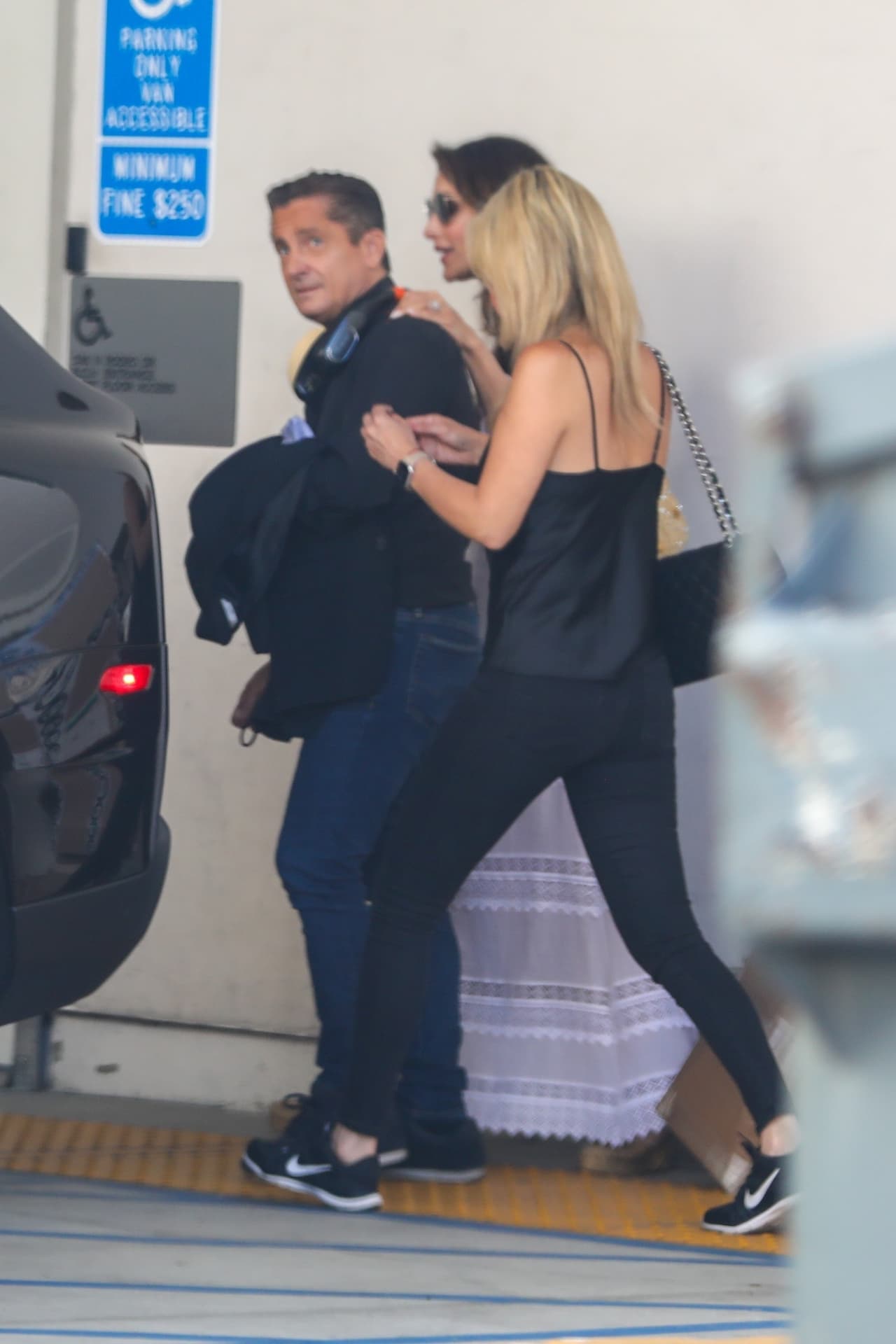 Recientemente el cantante fue captado junto a su hermano, Alejandro Basteri, a las afueras de la reconocida tienda Tom Ford en compañía de sus respectivas parejas.
<br>