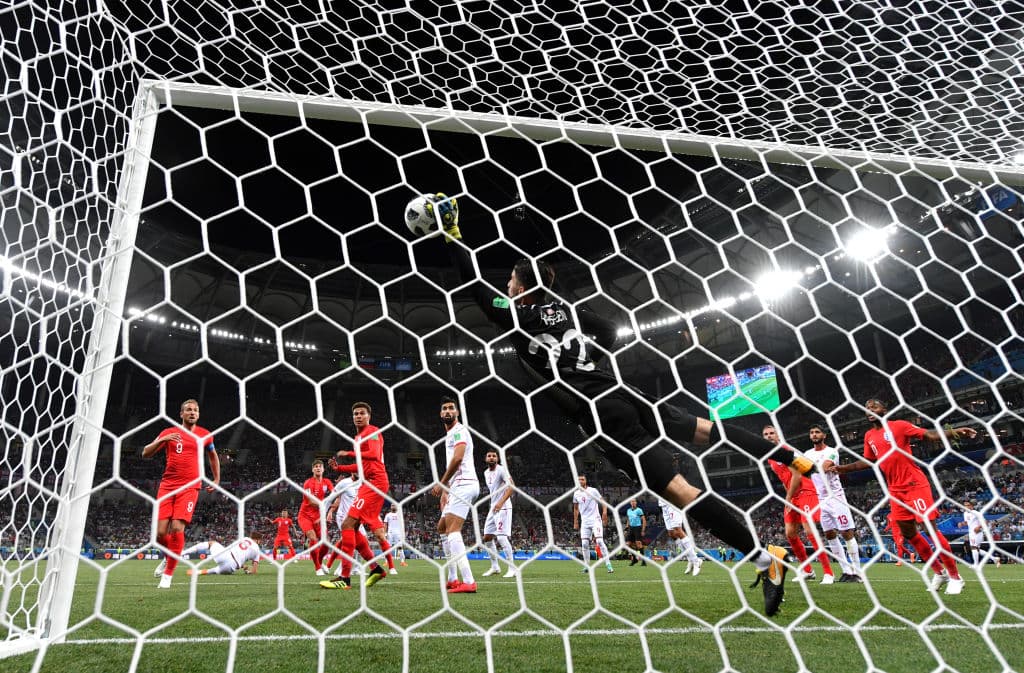 Al minuto 11 viene un cabezazo de Stones que acrobática y espectacularmente detiene Hassen pero fue todo lo que pudo hacer en la jugada.