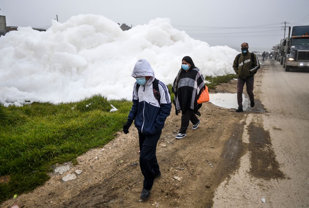 El río recoge los desechos en su curso por el límite occidental de la capital.
<b> "El olor es terrible, nos hemos tenido que aguantar muchísimo tiempo con esta espuma", se queja Luz Mariela Gómez, líder social de Los Puentes.</b>
<br>
<br>