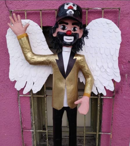 <b>Cepillín</b> falleció el 8 de marzo de 2021 y pocos días después le rindieron un homenaje con una piñata con alas de ángel.