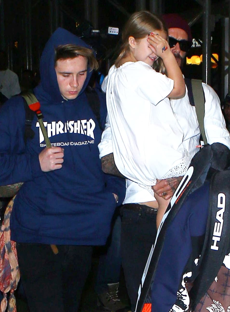 La nena tapó su carita con la mano.