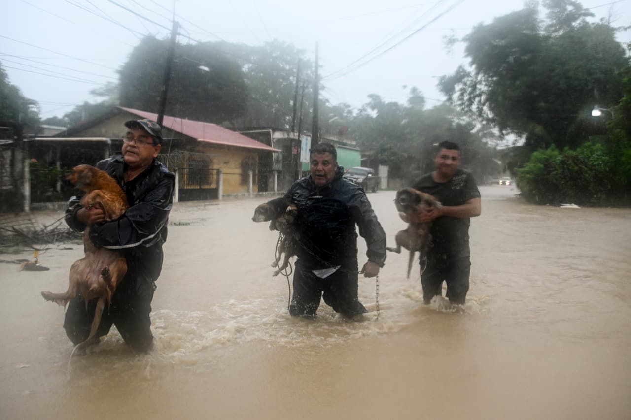 Inicialmente Guatemala había reportado cuatro fallecidos, pero tras las inundaciones y aludes, el presidente Alejandro Giammattei actualizó la cifra, asegurando que el número de muertos en su país ascendía de los 50.