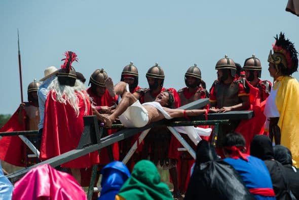 Los ritos de crucifixión en Filipinas atraen a multitudes cada año.