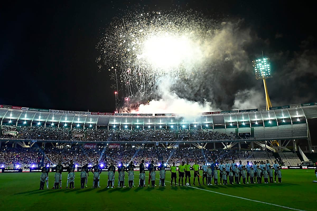 La salida de Argentina y México estuvo adornada por un impresionante espectáculo de fuegos pirotécnicos en el Estadio Mario Alberto Kempes de Córdoba.