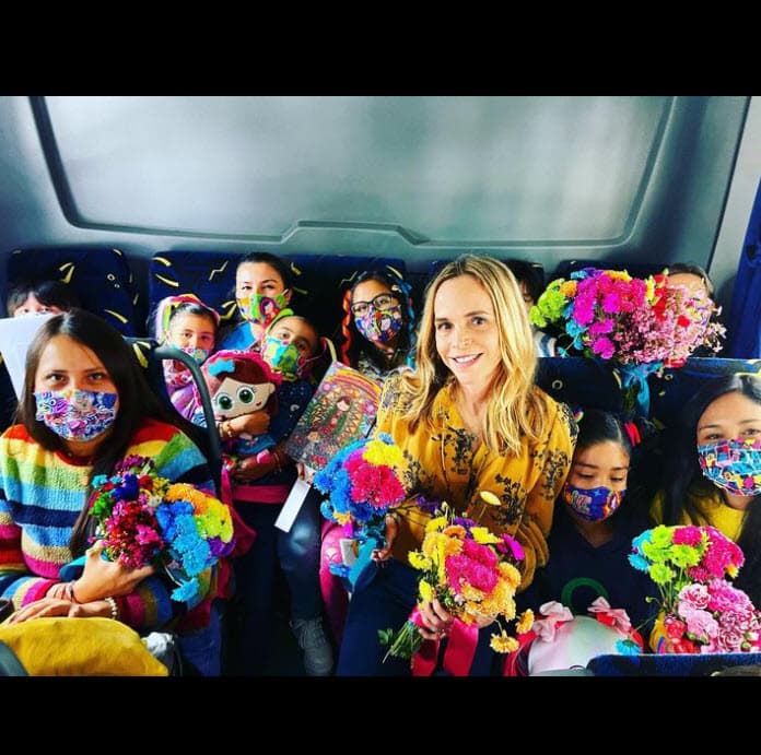 La madre de la artista fue integrante fundadora del grupo Flans en la década de 1980 y en años recientes se dedicó al emprendedurismo a través de Distroller, una exitosa marca de juguetes que creó. 
<br>