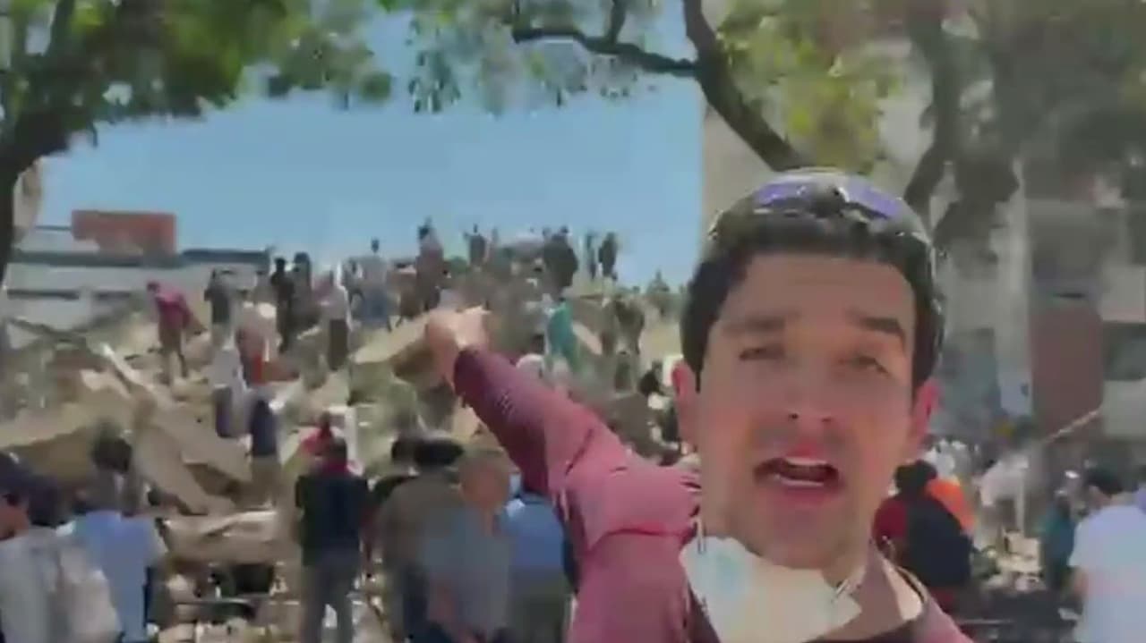 “Haciendo lo imposible”: En Cali remueven escombros con sus manos tras el sismo de 7.4 en Colombia