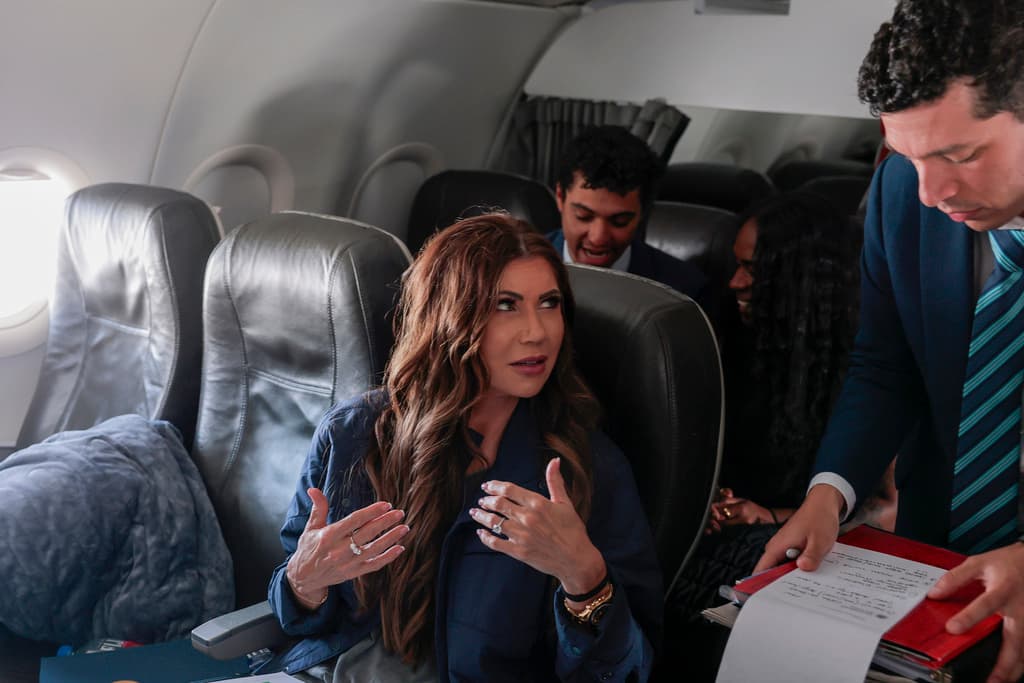 Kristi Noem defiende cárcel migrante en pantano de Florida: “Es más barata y eficiente”