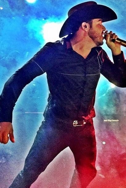 Este nuevo álbum incluye 26 canciones y en ellas fusiona ritmos regionales, entre ellos el mariachi.