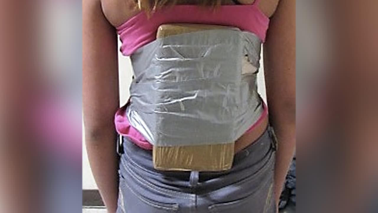 Arrestan a una mujer que usó a su hija para contrabandear cocaína por la frontera de Arizona 