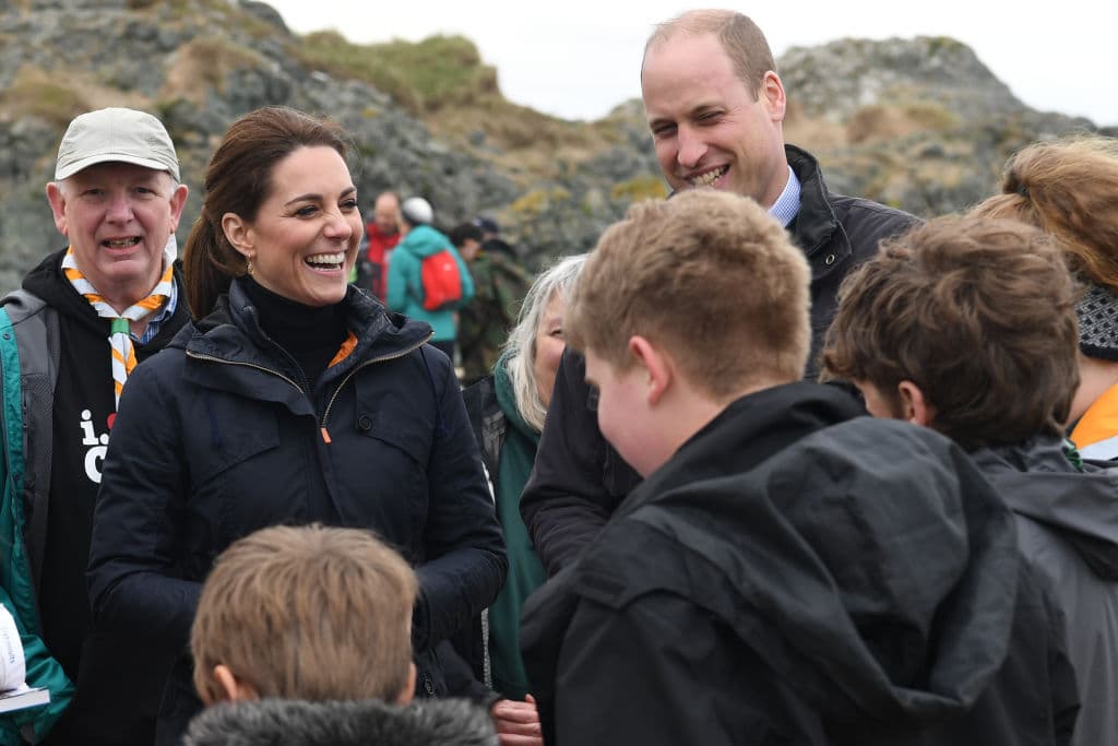 "El duque y la duquesa de Cambridge se unieron al 1er. Grupo Scout de Menai Bridge en la playa de Newborough para explorar el hábitat de la vida silvestre de la playa y escuchar más sobre la importancia de las colonias de aves que anidan en la isla vecina de Llanddwyn".