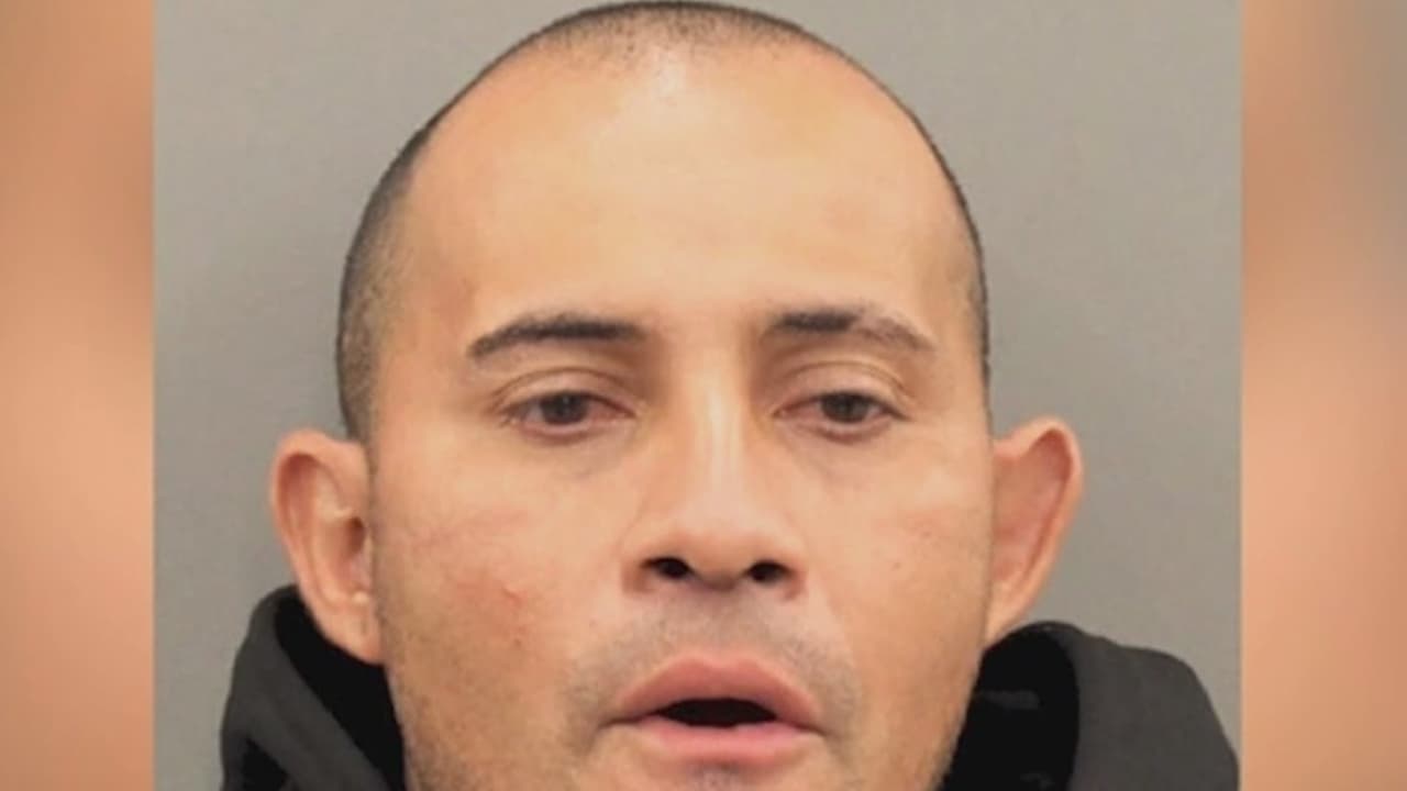 Grave está niña abusada y su presunto agresor se presenta ante la corte del condado Harris