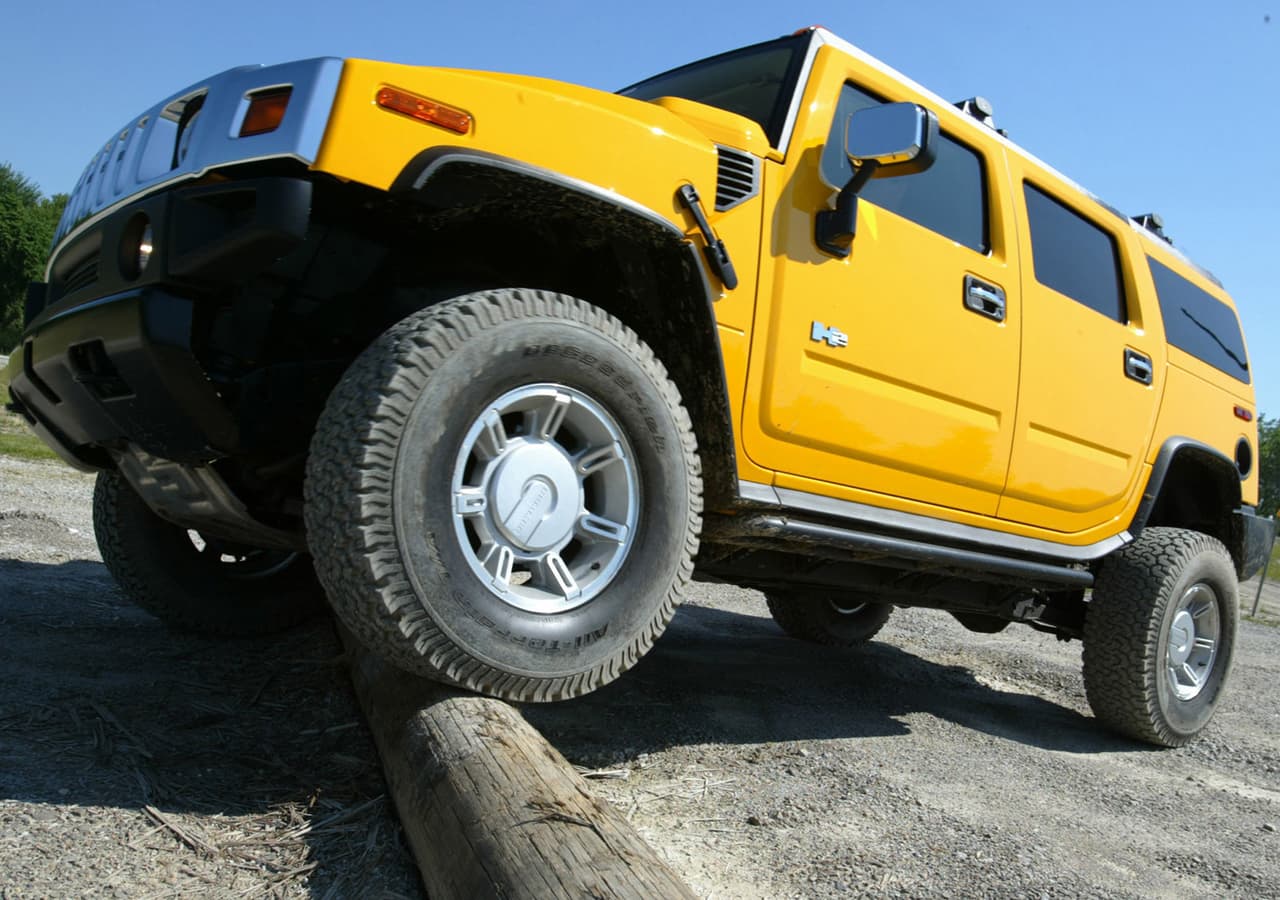 Entre los todoterreno del alero de la NBA también aparece un 
<b>Hummer H2</b> amarillo. Reportes señalan que fue un regalo de su madre cuando cumplió los 18 años. Suponemos entonces que se trató del modelo año 2004 que vemos en esta imagen, que contó con un motor V8 de 6.0 litros capaz de desarrollar 316 HP y acelerar de 0 a 60 mph en 10.9 segundos.