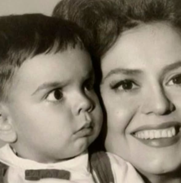 El cumpleaños de Silvia Derbez coincide con el Día Internacional de la Mujer y Derbez está seguro de que no pudo haber mejor día para celebrarlo.