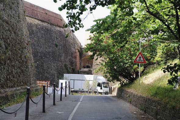Camiones entran y salen de la campiña.Vota aquí por los nominados a Premios Juventud