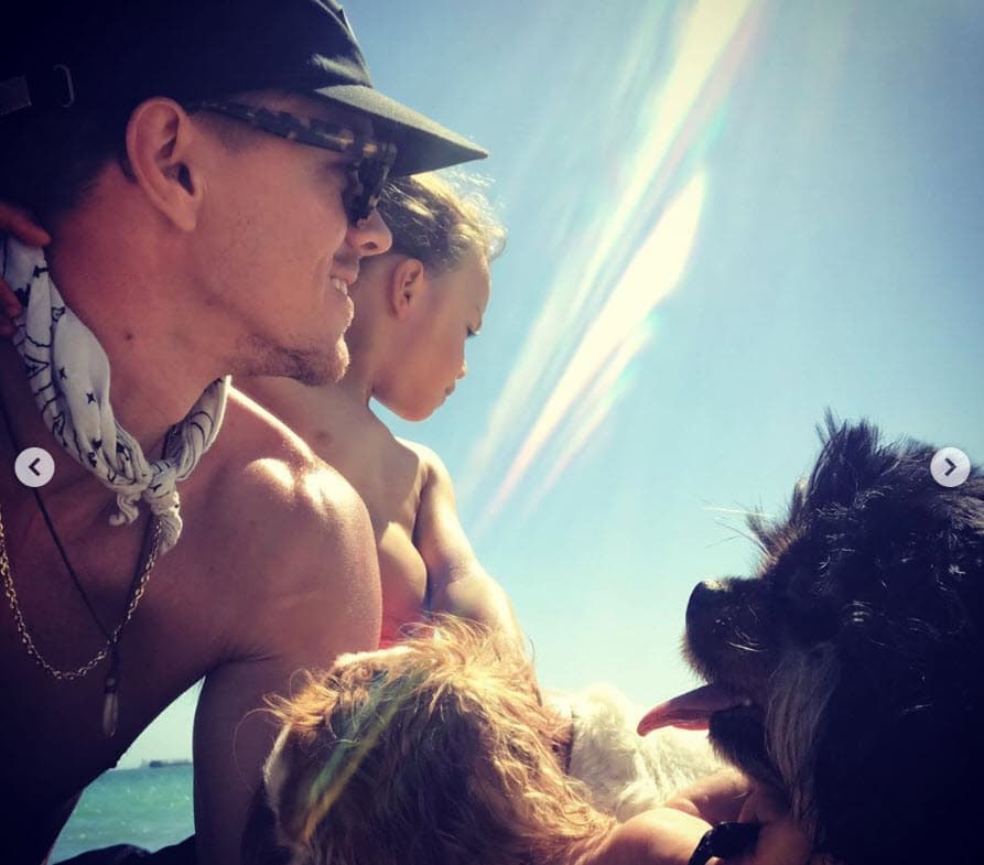 Desde entonces, el niño 
<b>se mudó a vivir al lado de su padre</b>, el actor Ryan Dorsey, con quien Naya Rivera estuvo casada de 2014 a 2018. 
<br>