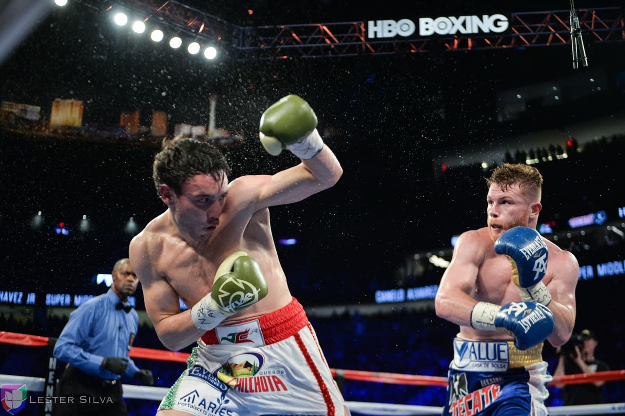 Te acercamos a los golpes que se dieron Saúl 'Canelo' Álvarez en contra de Julio César Chávez Jr., imágenes que te harán sentir en el ring.