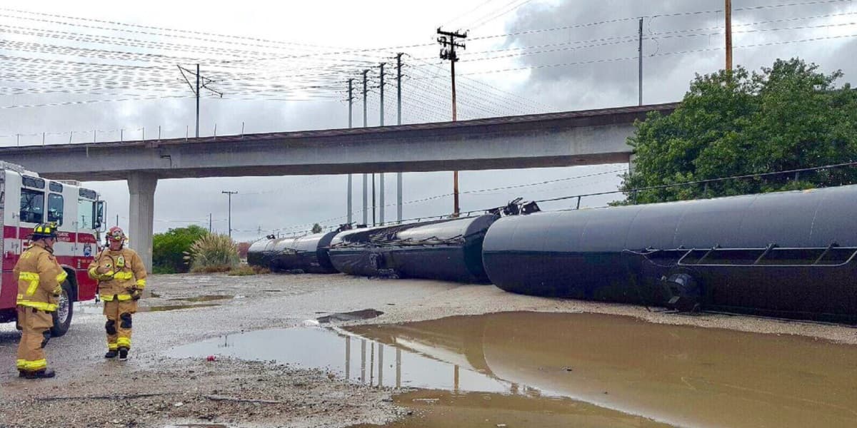 <b>Enero: </b>Un 
<a href="https://www.univision.com/los-angeles/kmex/noticias/accidentes/aparatoso-descarrilamiento-de-un-tren-cisterna-en-el-condado-de-los-angeles">tren cisterna que circulaba sobre el área de El Segundo</a> se descarrilló la tarde del 12 de enero. Aunque varios vagones quedaron volcados, el accidente no dejó heridos o fallecidos.