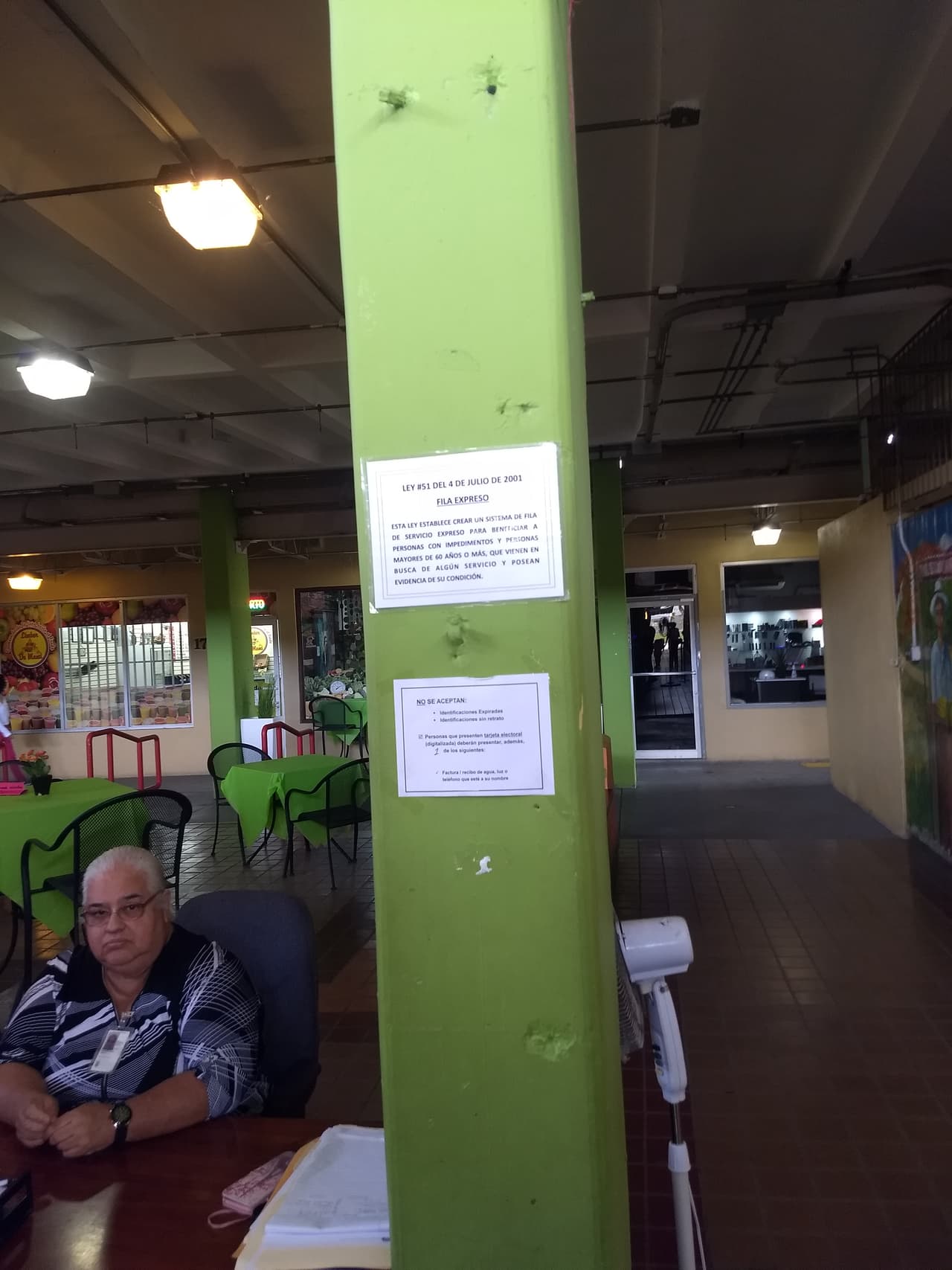 Tanto los visitantes como los empleados sufren a consecuencia de las condiciones del local.