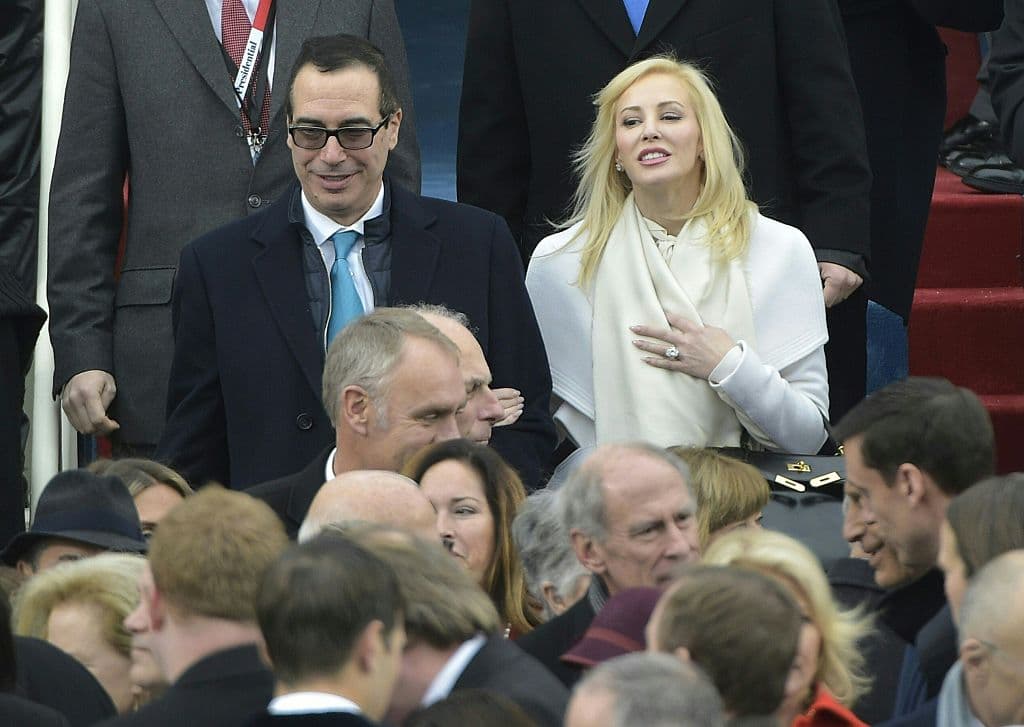 El secretario del Tesoro, Steven Mnuchin, y su actual esposa, Louise Linton, durante la ceremonia de investidura de Donald Trump.