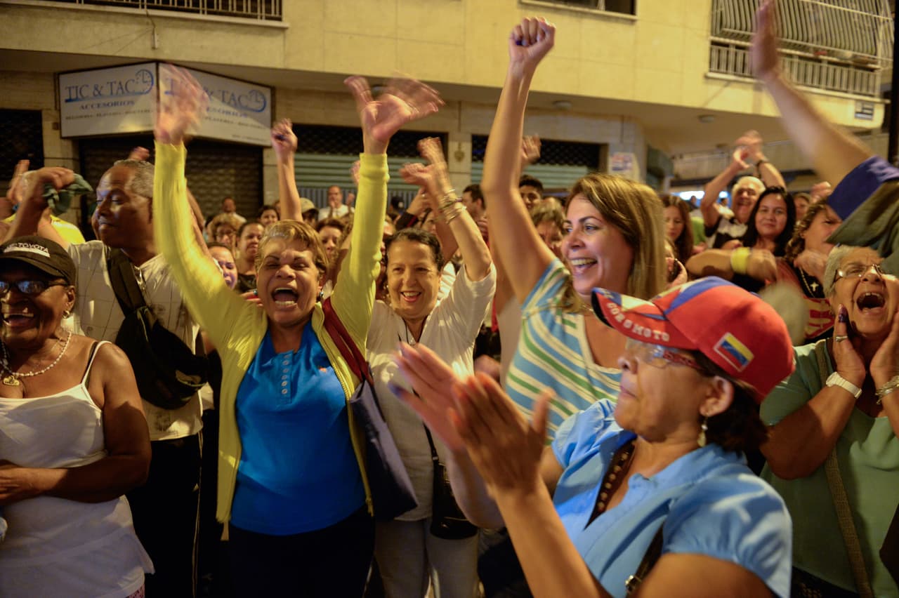 El chavismo pierde importantes bastiones y la oposición controla casi 80% del país