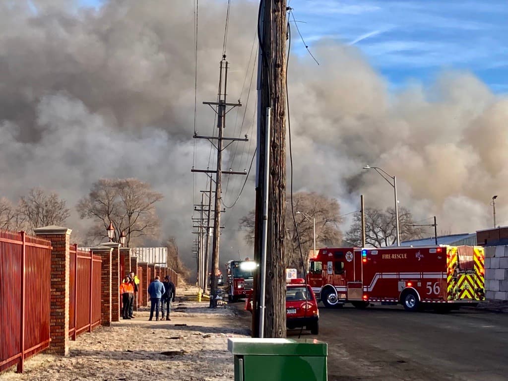 Masivo incendio en una fábrica de Chicago Heights: bomberos intentan apagar las fuertes llamas 
