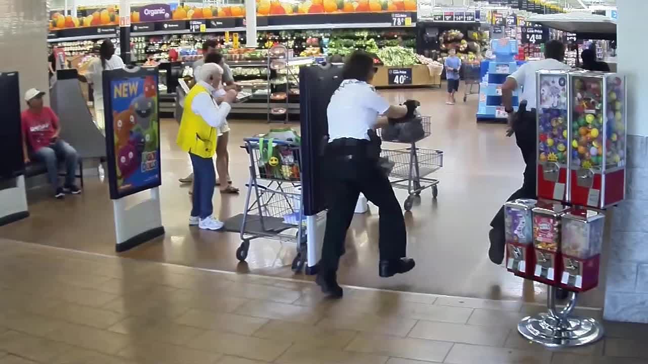Un hombre entra con un carrito de golf dentro de un Walmart en Florida y deja varias personas heridas