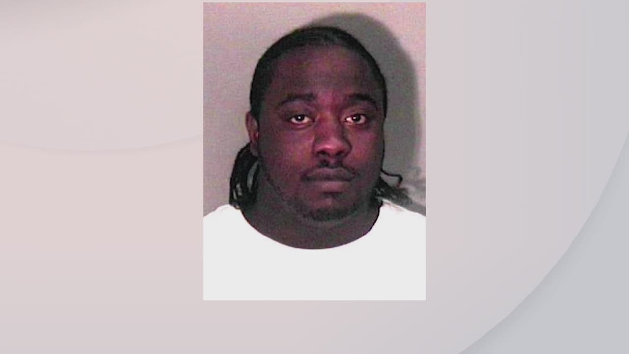 Arrestan a un hombre por celebrar una fiesta con más de 70 personas en tiempos de coronavirus