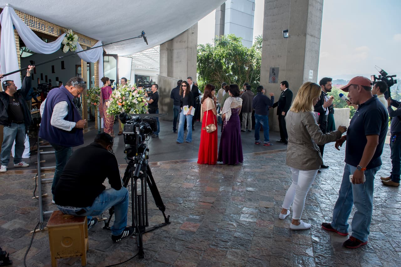 Este tipo de secuencias son muy difíciles de grabar, pues implican controlar mucha gente entre la producción, actores y extras.