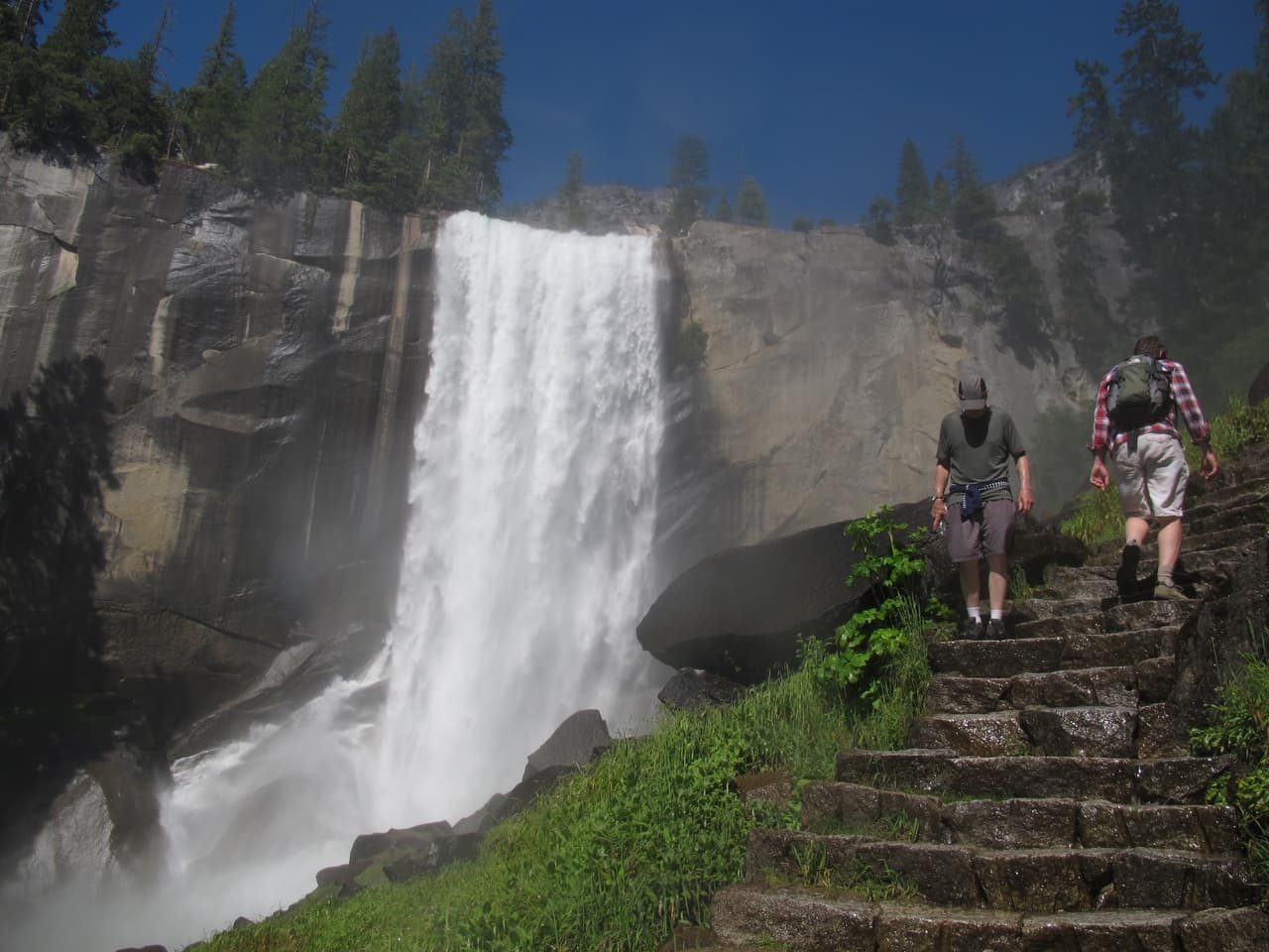 La cascada Vernal constituye el escalón inferior de una escalera de piedra gigante. Su sendero comienza en Happy Isles Trailhead, a lo largo de las orillas del río Merced. Durante su visita puede sumergirse en las impresionantes vistas y explorar el Silver Apron Are o la piscina Emerald.