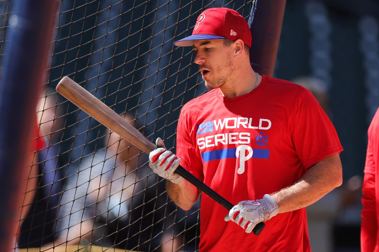 Cuando veas la 
<b>Serie Mundial</b>, mira de cerca los bates y busca las Vs. 
<b>Victus Sports</b> en King of Prussia empacó y envió bates hechos a mano, cortados a mano y teñidos a mano, creados a la medida con el amor y la suerte de la ciudad natal para los jugadores de ambos equipos. Jacob Tyler 'J.T' Realmuto observa uno de los bates de Victus Sports.