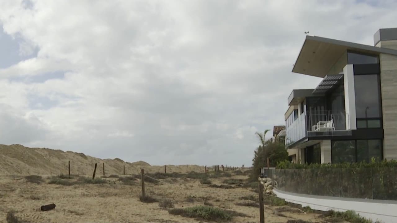 Construyen muro de arena en Newport Beach para proteger viviendas del fenómeno del Niño